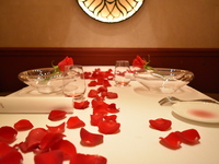 【クリスマスディナー “個室確約”！】Menu 個室 Noel 2025 毎年大人気の“個室確約”！ クリスマススペシャルコース テーブルをバラの花びらで華やかに彩る “テーブルデコレーション“ 付き 12/20~25
