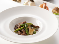 人気の定番料理を大皿で味わう スターヒルディナー