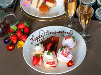 オフィシャルWeb限定最安値【苺のアフタヌーンティー】3段スタンドのスイーツ＆セイボリー＋乾杯酒・メッセージ付き（平日限定）