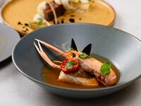 [Spanish-Italian Course] A full course with two main courses starting with an appetizer of alfonsino and pufferfish, plus a toast with sake