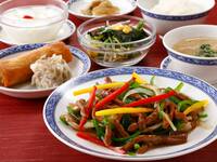 【ランチタイム限定】『桃ランチ』週替わり料理1品+春巻や焼売など定番中華【11ー15時】