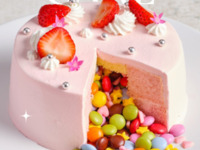 お誕生日や記念日のサプライズに最適！ギミックケーキがついたアニバーサリーランチが登場。可愛らしいピンク色の生クリームとカラフルなチョコレートのお菓子が、パーティーを華やかに盛り上げます。