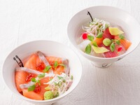 兩種海鮮蓋飯套餐可供選擇：特選鮭魚蓋飯和江戶前海鮮蓋飯