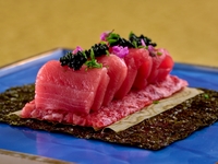 Private room guaranteed [Shinjuku Ushimitsu Opening Commemorative Course] We offer seven carefully selected grilled dishes, including "Wagyu and Tuna Yukhoe Dog," "Wagyu Fillet Brioche Cutlet Sandwich," and "Selected Loin Yaki Sukiyaki - Blended Sauce, Rich Egg Yolk."