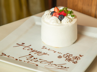 【アニバーサリーコース】ホールケーキ+乾杯スパークリング+野菜オムレツやローストビーフなど6皿