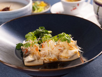 瀬戸内産鯛と豆腐の蒸し物　特製醤油かけ