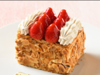 [Takeout available from December 13th to 19th, December 26th to 29th, and January 3rd to 4th] Strawberry Mille-feuille, half size (approx. 8cm x 11cm x 12cm)