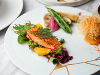 [Weekend Lunch Course] Four appetizers and two main courses: rare grilled salmon and scallop daif