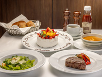 【周年纪念午餐菲力牛排套餐】包含一整块写有祝福语的蛋糕、一块USDA Prime菲力牛排、其他6道菜品+1杯饮料。11月1日起供应。