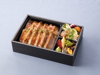 牛ステーキたっぷり弁当　お茶パック付き