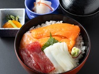 Three-color seafood bowl (tuna, salmon, squid)