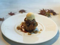 【秋限定デザート】マロンパイ キャラメルソースのバニラアイス添え