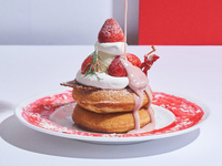 [Christmas Fair] Drink Set / Airy Cheese Cream Christmas "Whole" Pancake with Strawberry Milky Sauce