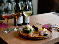 Lunch-only Prefix course: Seasonal soup, bread, appetizer platter, main dish, and dessert (5 dishes)