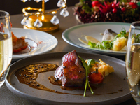 【クリスマスディナー2025★メインフロア席｜乾杯酒付】Xmasを彩る 肉魚のWメインに特製Xmasデザートなど全6皿（12/23限定）