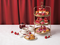 苺づくしのアフタヌーンティー＋乾杯ドリンク〈土日祝〉