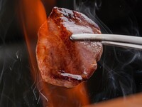 【牛光烤肉套餐】今天是肉食日！我们特意准备了这道菜，让您尽享肉食盛宴。从我们的和牛鞑靼开始，我们提供9种精心挑选的烤肉，搭配特制调料，让您大快朵颐！