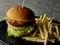 12/1~ [Lunch] Available only for online reservations with a choice of one drink included ★ Plenty of vegetables! Salad buffet lunch including popular dessert <Main: Japanese beef cheddar cheeseburger with choice of sauce>