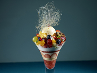 [Weekday] Treat Yourself to Sweets | Christmas Parfait and Drink Set (12/1-12/23)