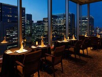 【12/12-12/18】窓側のお席確約◇シェフのおすすめディナーコース <ソムリエセレクトワイン3杯付き>