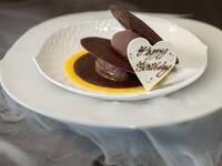 A special dish for the main character: a traditional desert rose as a message dish