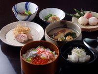 [Lunch Raku alleen op weekdagen] 5-gangenlunch inclusief Kyoto-groenten, gegrilde hassun, zeevruchtenrijst en dessert + mousserende sake