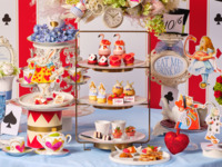 ＜土日祝＞『アリスのストロベリーアフタヌーンティー』“不思議の国のアリス”の甘いお茶会へ誘う　マリアージュフレールもお替り自由　12/26～3/15