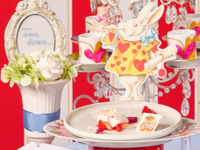 ＜平日＞『スペシャルデザート付きアリスのストロベリーアフタヌーンティー』“不思議の国のアリス”の甘いお茶会へ誘う！マリアージュフレール1杯＋その他ドリンクお替り自由　12月26日（金）～