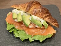 ＜土日祝＞『クロワッサンサンド付きアリスのストロベリーアフタヌーンティー』“不思議の国のアリス”の甘いお茶会へ誘う！マリアージュフレール1杯＋その他ドリンクお替り自由　12月26日（金）～