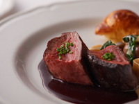 <包含祝酒> [5人及以上团体请点击此处！此主厨精选套餐包含两道时令开胃菜及佐餐葡萄酒、两道主菜（例如我们广受欢迎的烤馅饼或肉类菜肴）、甜点和咖啡！]