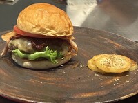 《平日限定＊カジュアルバーガーランチ》100%国産牛パテ／ 胚芽の香ばしいバンズ／トリュフ香るサツマイモチップス／チェダーチーズ／ベーコン／トマト・ レタス・玉ねぎ／季節のスープ／アイスクリーム 