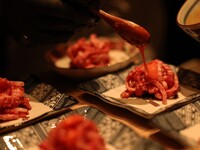 ★新コース【WELCOME TO JAPANコース】数々の賞を受賞した和牛界の天皇家「幻の純血但馬牛」をはじめとした、ここでしか食べれない最高峰の焼肉料理を堪能できる最上級コース