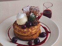 【仅限十二月】饮品套餐 / 樱桃巧克力慕斯配弗利诺瓦薄饼和格里奥特樱桃酱