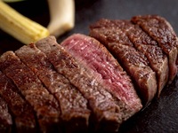 ①Award winning beef course Chateaubriand 120g (rare part)