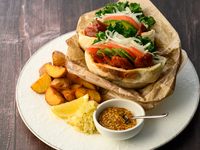 ポタジェール レコルト ライクチキンスパイスフリットと旬菜の自家製米粉ピタサンド