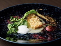 Chef's choice course with speciality hand-rolled sea urchin and blackthroat seaperch and a box of sashimi 22,000 yen (tax included)