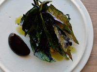 セロリアックの塩釜焼き　焦がし林檎のピューレとマカダミアナッツソース