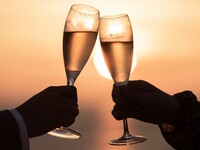 【生日及週年紀念】週年紀念套餐，包含祝酒、六道菜和一整個蛋糕