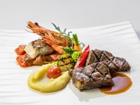 鮮魚と海老・ホタテ&牛サーロイン[50g]と牛フィレ肉の溶岩石グリル[50g]+サイドビュッフェ