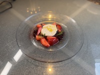 いちごとクランベリーソースとブッラータチーズのカプレーゼ