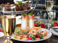 オフィシャルWeb限定最安値【苺のナイトアフタヌーンティー】キュートな3段スタンド＆カフェフリー+滞在無制限