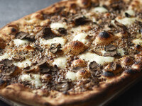 【乾杯付き週末限定ランチコース】〜トリュフピッツァとメインデッシュシェアコース〜