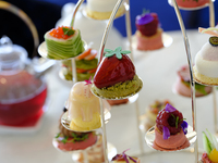 ストロベリーアフタヌーンティーセット（ワイン・カクテルフローフロー付）