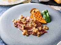 〈12/1～3/27〉【平日限定】Chef's lunch 　メイン：A5黒毛和牛の炙り　エシャロットとニンニクのソース　神奈川県産野菜添え