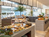 Starting January 5th: [Unlimited time weekday lunch buffet] Choose your main dish, enjoy a wide selection of desserts, and enjoy free drinks including Kobe tea