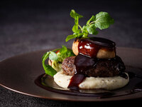≪Seasonal Dinner Set≫Beef Hamburg Steak with Pan-Seared Foie Gras and Truffle-Scented Potato Purée, Red Wine Sauce