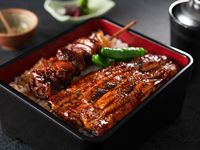 鹿児島・大隅産うなぎ（半尾）と黒鶏焼きとり重