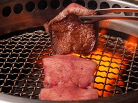 個室確約【VIPコース】「和牛の雲丹ユッケドッグ」「黒毛和牛の厚タン」「厳選ヒレ肉のブリオッシュカツサンド」「ヒレ肉二種食べ比べ」をお召し上がりいただける全て詰まったコースです。