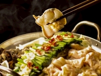 【약맛으로 맛보는, 진한 하카타 돈코츠모츠 냄비｜2H 음료 무제한 5000엔】