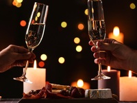 12月22日至25日【圣诞午餐+下午茶】4道菜，包括“任选3道主菜+6款草莓巧克力下午茶点心”。